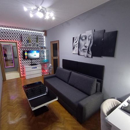 Apartament Venge -Cale Mieszkanie 46M2 Na Wylacznosc - Z Jedna Sypialnia I Jednym Sypialno-Salonem -3 Pietro Bez Windy- Rezerwacja Bez Karty Kredytowej-Klimatyzacja-Netflix-2 Lozeczka Dzieciece- Bezplatny Parking Publiczny Wroclaw Dış mekan fotoğraf